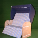Elektrische strandkorf srandkorb met steigerhouten zijpanelen een blauwe kap een blauw gestreept matras en witte inleg
