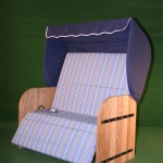 Elektrische Strandkorf Strandkorb met Bamboe houten zijpanelen een blauwe kap een blauw gestreepte matras en zwarte inleg