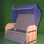Elektrische Strandkorf Strandkorb met Bamboe houten zijpanelen een blauwe kap een antraciet matras en zwarte inleg